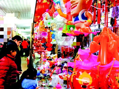 警惕兒童玩具燈籠亂象 三無(wú)產(chǎn)品泛濫的隱患與玩具銷(xiāo)售的監(jiān)管挑戰(zhàn)